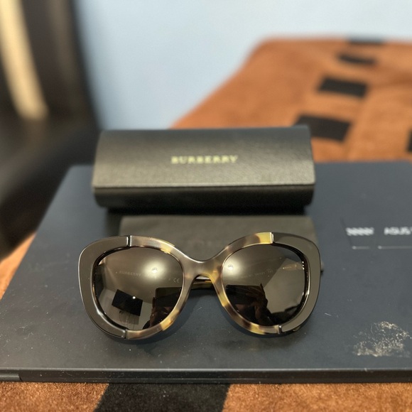 Burberry’s sunglasses - Picture 3 of 9